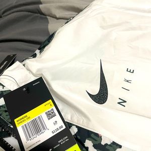 Women small Nike jacket never worn brand new with tag